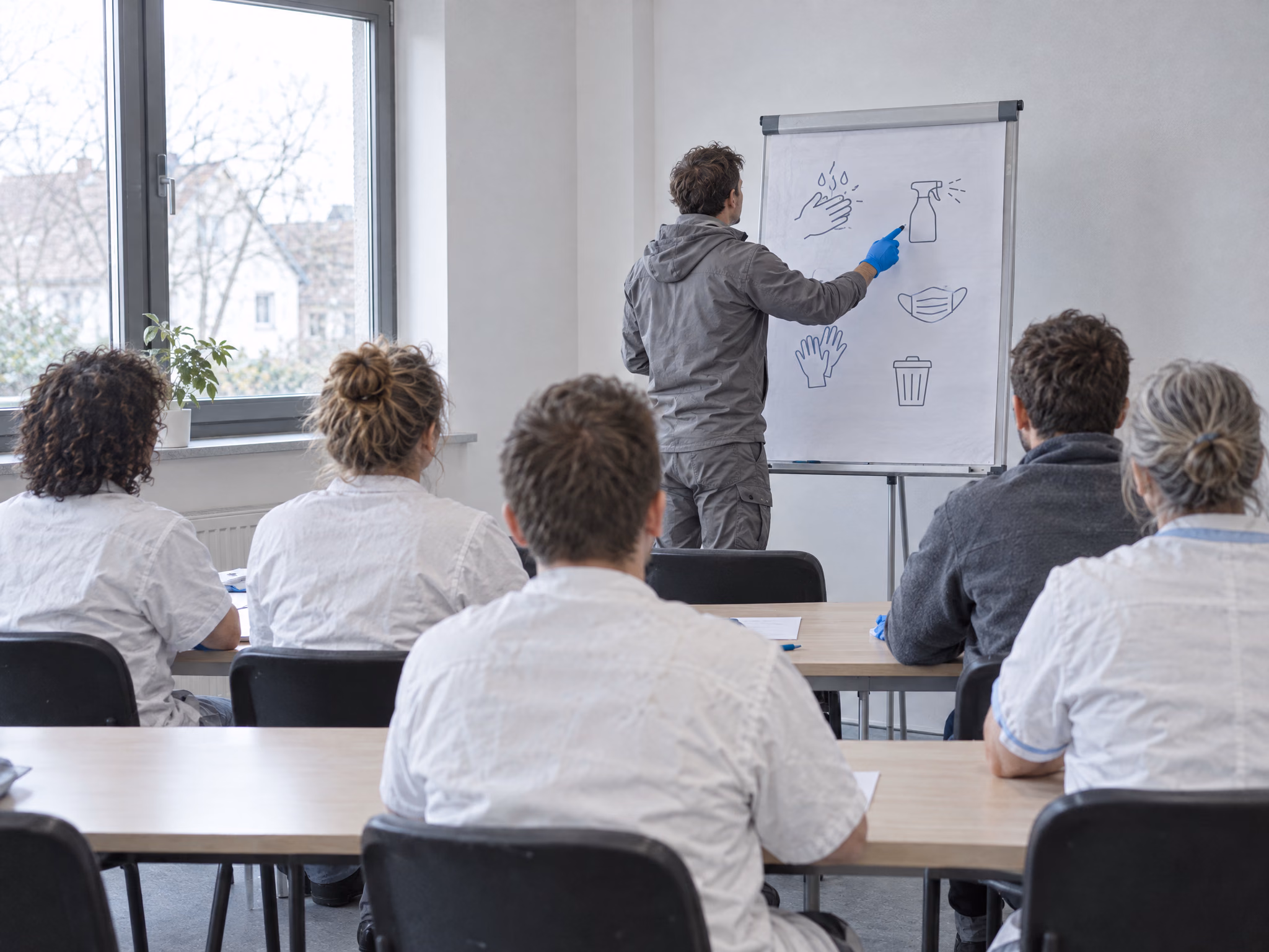 Hygieneschulung in einem Seminarraum mit Flipchart